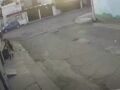 VIDEO: Graban a ‘fina’ señora dejando bultos de basura en casa de unos vecinos