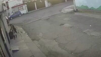 VIDEO: Graban a ‘fina’ señora dejan do bultos de basura en casa de unos vecinos