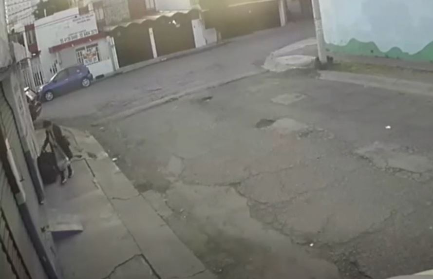 VIDEO: Graban a ‘fina’ señora dejando bultos de basura en casa de unos vecinos