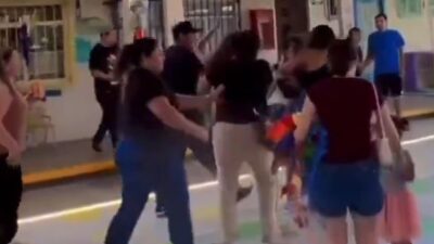 VIDEO: Mamás arman pelea campal durante festival de la primavera en el kínder