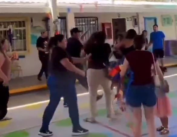 VIDEO: Mamás arman pelea campal durante festival de la primavera en el kínder