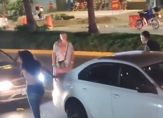 VIDEO: Pareja de abuelos dan una lección a jóvenes violentos que los agredieron