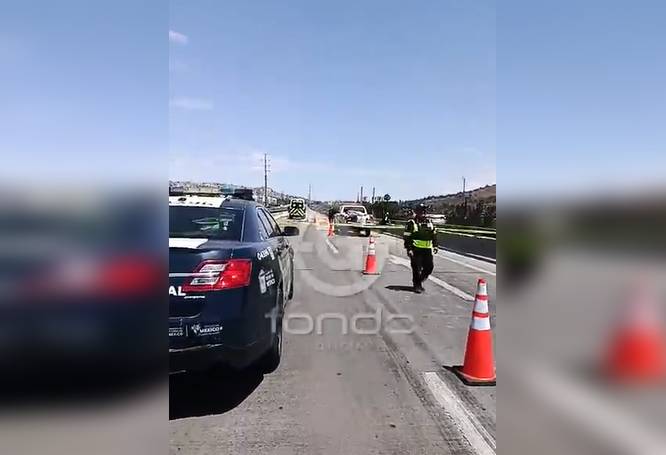 URGENTE: Motociclista muere en llamas tras chocar contra una camioneta de Auxilio Vial