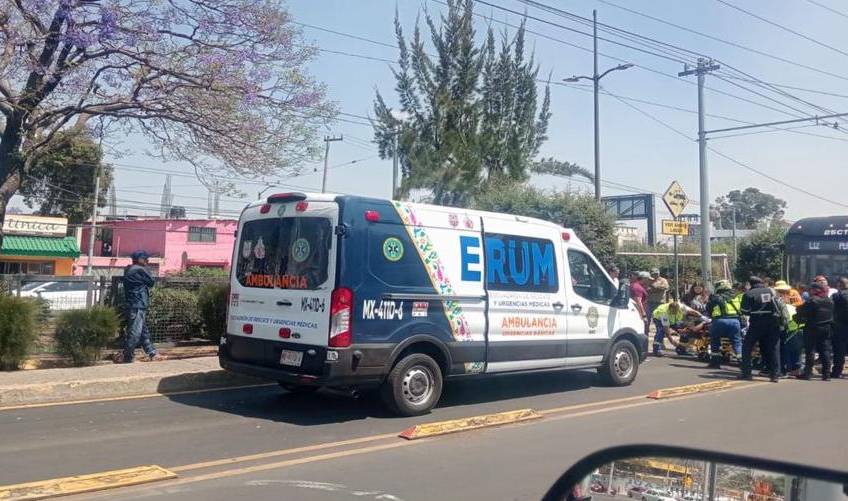 TERRIBLE: Abuelo caminaba bajo la banqueta y es arrollado por el Trolebús