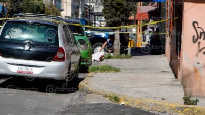 VIOLENCIA. Padre e hijo son atacados a balazos afuera de su negocio; el joven murió