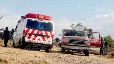 MIL MANERAS DE MORIR. Señor pierde la vida aplastado por su camioneta mientras revisaba una falla mecánica