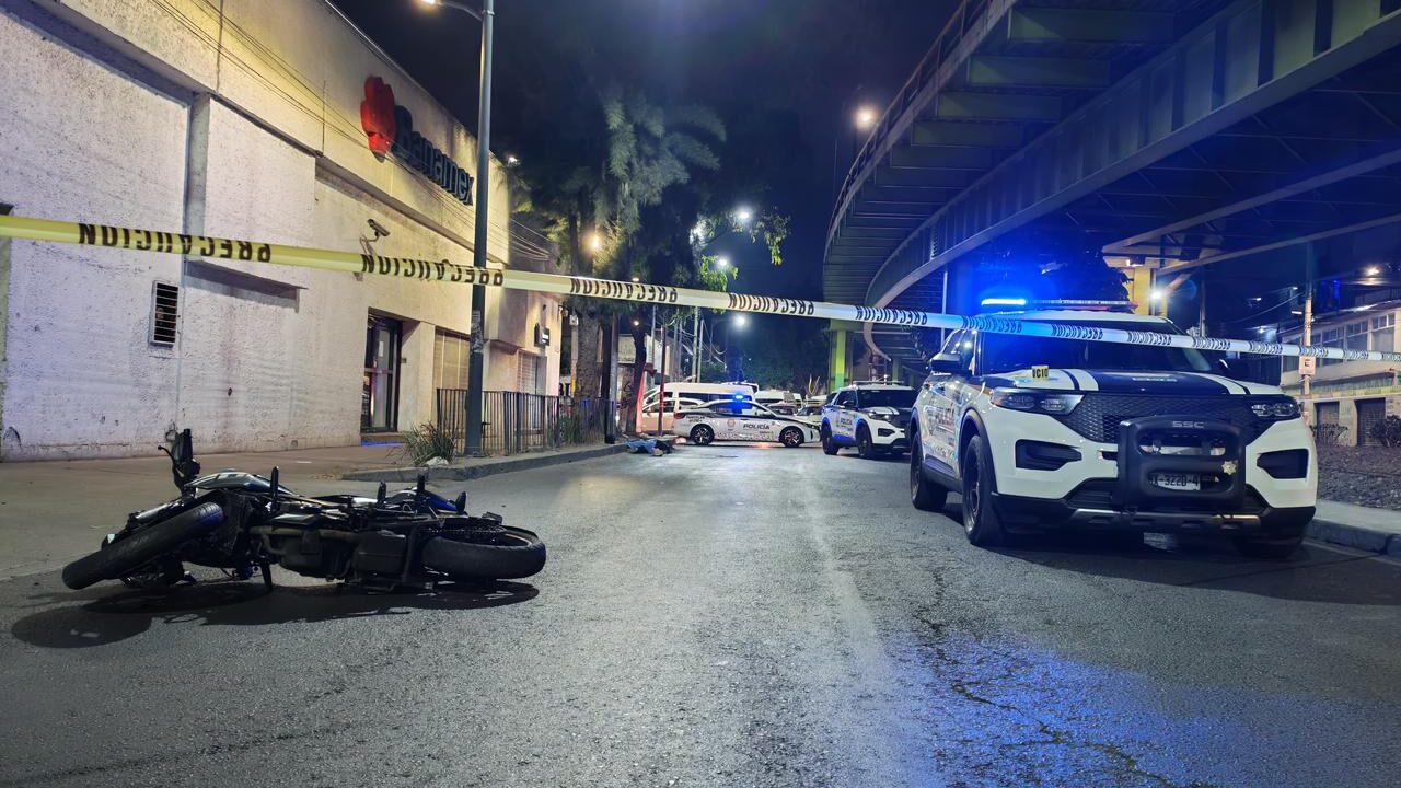 TERRIBLE. Ian, Ivanna y Naomi salieron de un bar en una moto, iban sin casco y uno de ellos murió