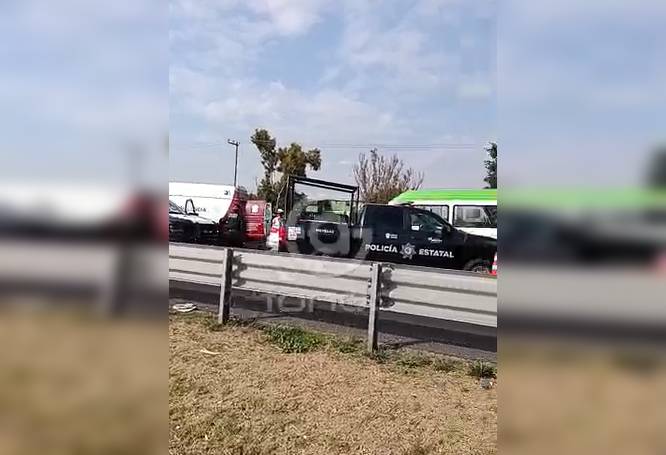 URGENTE: Automovilista muere en choque frontal contra una combi de pasajeros