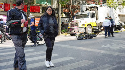 DOLOR. José Daniel derrapó en su motocicleta y un camión de basura le pasó por encima