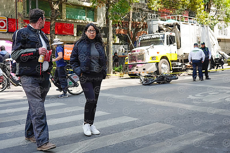 DOLOR. José Daniel derrapó en su motocicleta y un camión de basura le pasó por encima