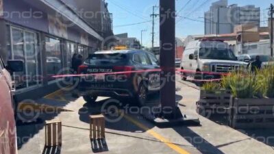 URGENTE: Él se sentó afuera de un restaurante a morir bajo la lluvia
