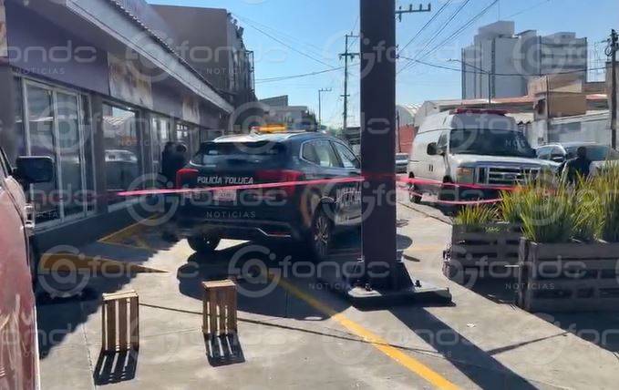 URGENTE: Él se sentó afuera de un restaurante a morir bajo la lluvia