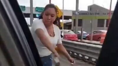 VIDEO. Montachoques atacan brutalmente a una familia con niños junto a una caseta de cobro