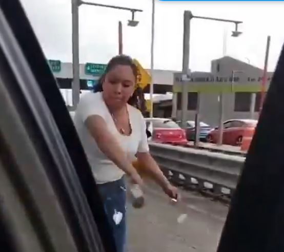 VIDEO. Montachoques atacan brutalmente a una familia con niños junto a una caseta de cobro