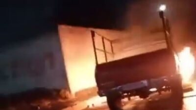 VIDEO: Conductor ebrio arrolla a motociclistas y pobladores salen a lincharlo