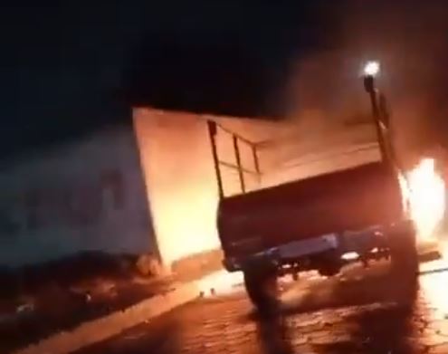 VIDEO: Conductor ebrio arrolla a motociclistas y pobladores salen a lincharlo