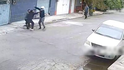 VIDEO: Ladrón de motos logra escapar de una golpiza de vecinos en Edomex