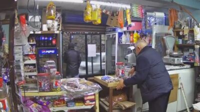 VIDEO: ‘¡Te voy a matar!’; asaltante golpea y apuñala a un abuelo en su tiendita