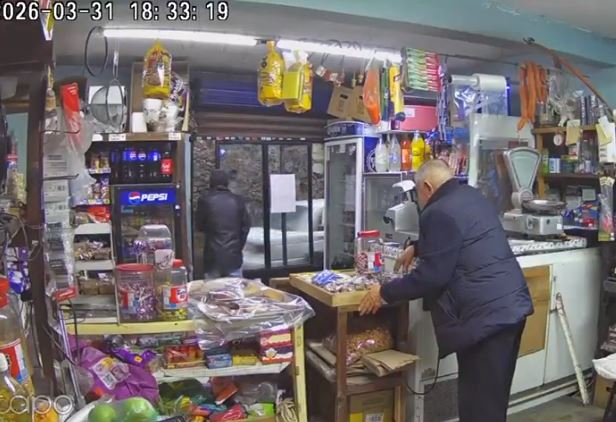 VIDEO: ‘¡Te voy a matar!’; asaltante golpea y apuñala a un abuelo en su tiendita