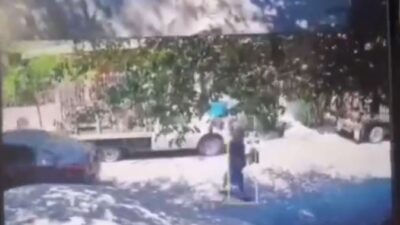 VIDEO: Conductor en reversa deja muy grave a la señora Bertha, de 80 años