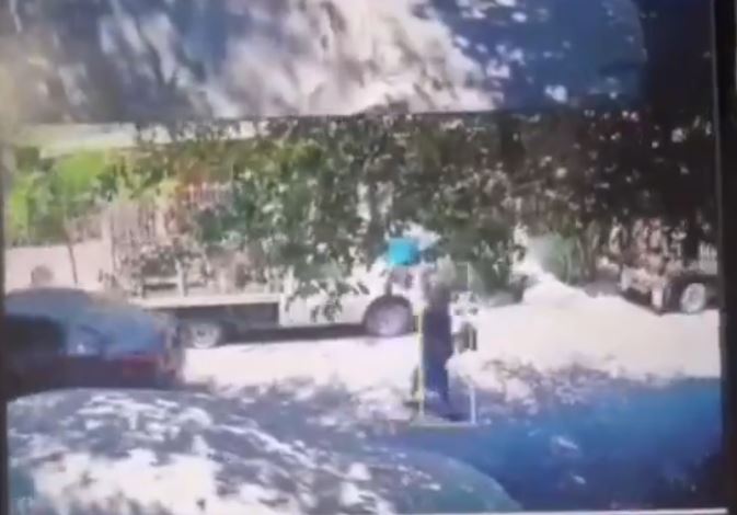 VIDEO: Conductor en reversa deja muy grave a la señora Bertha, de 80 años