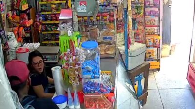 VIDEO: Asaltante ataca una tiendita y vecinos salen a darle una golpiza