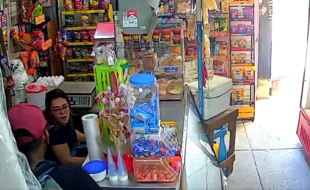 VIDEO: Asaltante ataca una tiendita y vecinos salen a darle una golpiza