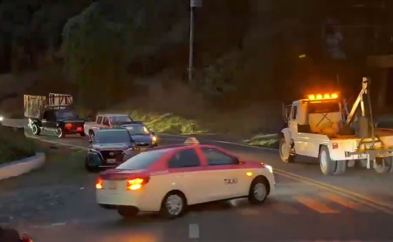 VIDEO: Joven motociclista iba con su novia a toda velocidad y se mata contra un auto