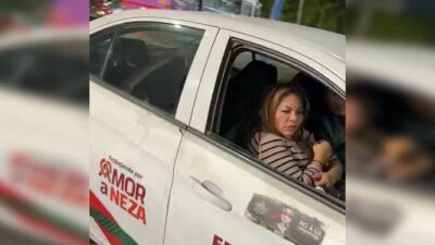 VIDEO. ‘¡Va bien peda!’; funcionaria de Neza usa auto oficial para irse de parranda