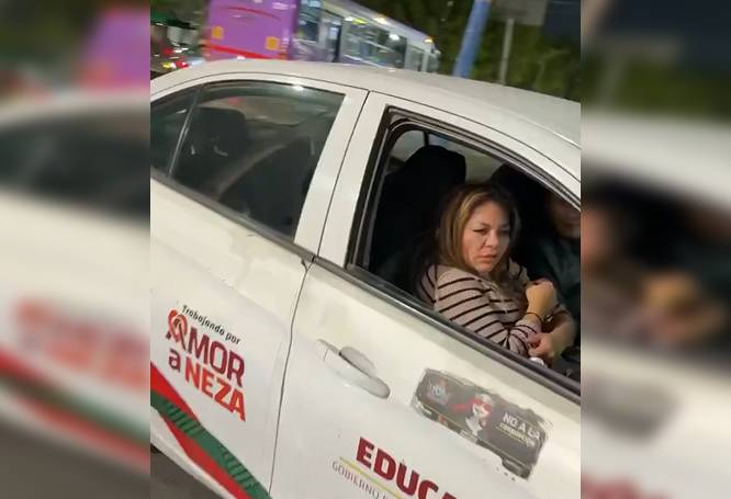 VIDEO. ‘¡Va bien peda!’; funcionaria de Neza usa auto oficial para irse de parranda
