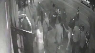 VIDEO: Conductor ebrio y furioso arrolla a varios jóvenes afuera de un bar