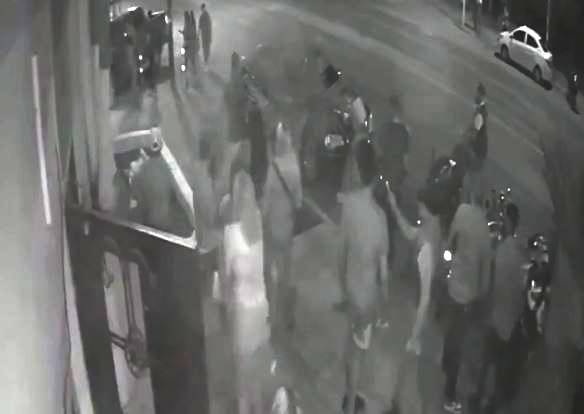 VIDEO: Conductor ebrio y furioso arrolla a varios jóvenes afuera de un bar