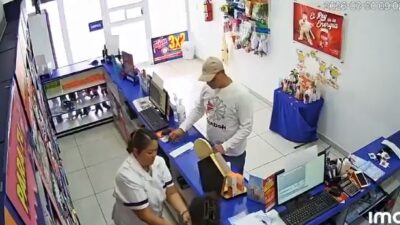 VIDEO: ‘¡Rápido!’; asaltante desarmado se lleva todo el dinero de una farmacia