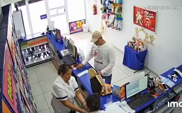 VIDEO: ‘¡Rápido!’; asaltante desarmado se lleva todo el dinero de una farmacia