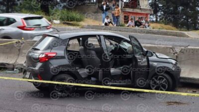 FATAL: Mujer conductora muere tras perder el control y chocar contra un muro; hay dos heridos graves