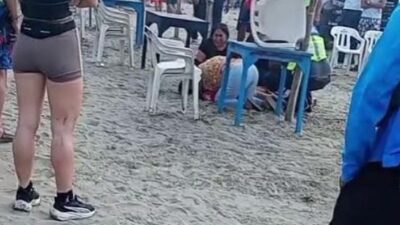 DESGARRADOR: Madre llora junto al cuerpo de su niña de 13 años ahogada en el mar