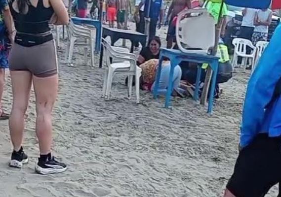 DESGARRADOR: Madre llora junto al cuerpo de su niña de 13 años ahogada en el mar