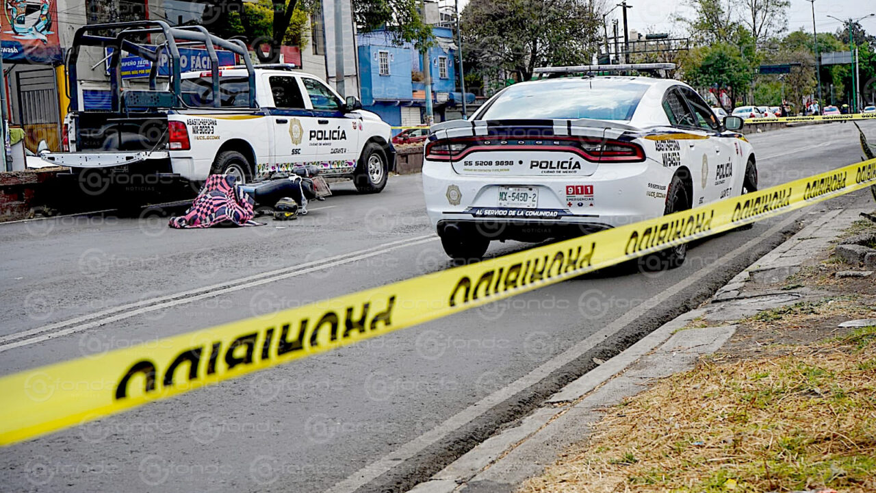 LAMENTABLE. Joven motociclista pierde la vida por no llevar casco; derrapó y se golpeó la cabeza contra una jardinera