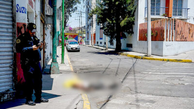 MISTERIO. Hombre con un tatuaje de la Santa Muerte en el brazo queda sin vida en una banqueta