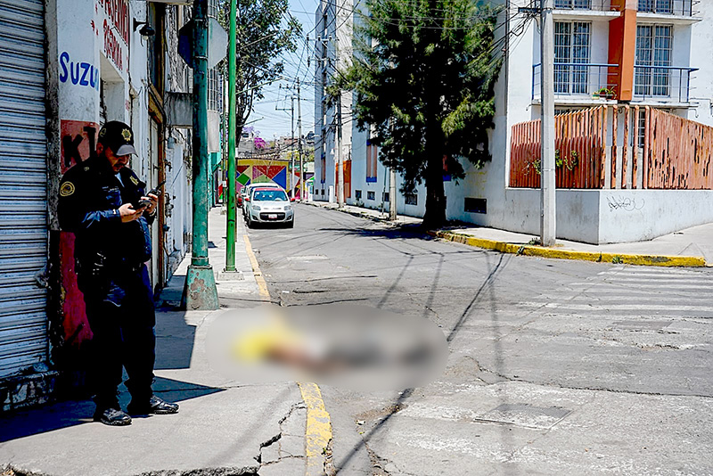 MISTERIO. Hombre con un tatuaje de la Santa Muerte en el brazo queda sin vida en una banqueta