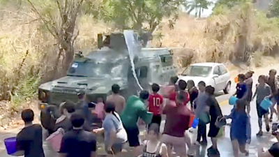 VIDEO. Pobladores dan un ‘baño’ a soldados del Ejército Mexicano que patrullaban una carretera