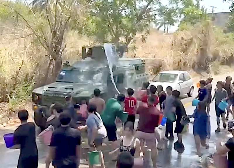 VIDEO. Pobladores dan un ‘baño’ a soldados del Ejército Mexicano que patrullaban una carretera