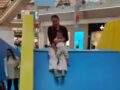 VIDEO: Señora se rompe el pie en un juego para niños y amenaza con demandar a la plaza