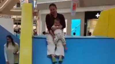 VIDEO: Señora se rompe el pie en un juego para niños y amenaza con demandar a la plaza