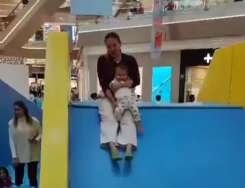 VIDEO: Señora se rompe el pie en un juego para niños y amenaza con demandar a la plaza
