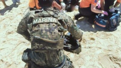 VIDEO: Marino se mete con todo y uniforme al mar para salvar a dos niñas