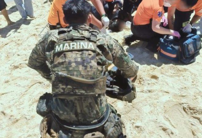 VIDEO: Marino se mete con todo y uniforme al mar para salvar a dos niñas