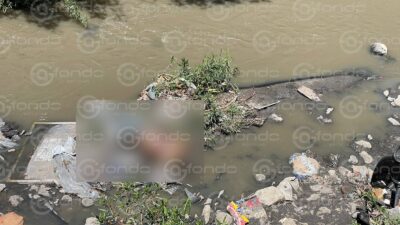 MACABRO. Un cuerpo maniatado y golpeado flotaba en un canal de aguas negras de Naucalpan