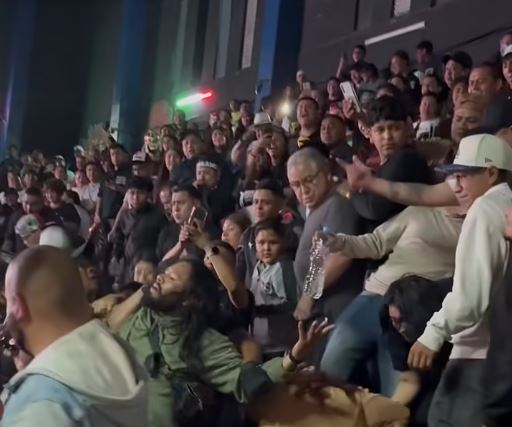 VIDEO: Borrachos arman campal en las gradas y arruinan función de lucha libre
