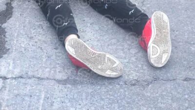 VIDEO. ‘¡Ya súbete!’; sicarios en moto arrastran y tiran otro cuerpo en la ‘tierra de nadie’